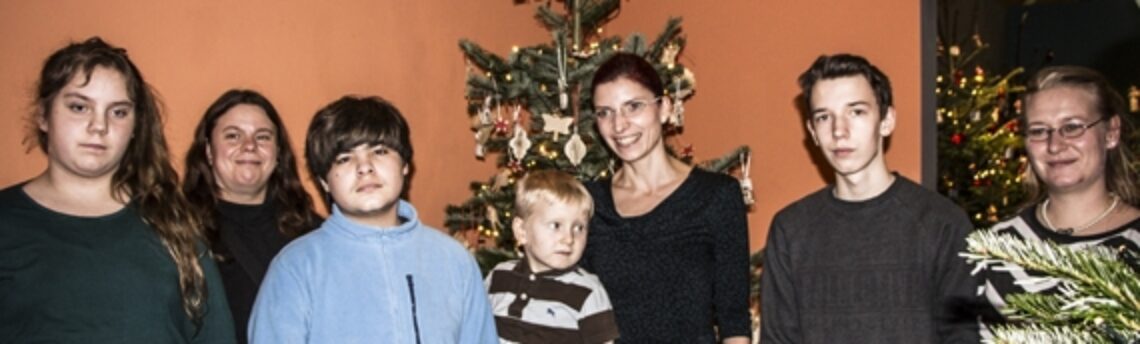 Familienministerin schmückt Weihnachtsbaum