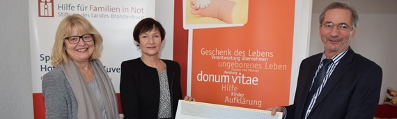 Scheckübergabe Stiftung